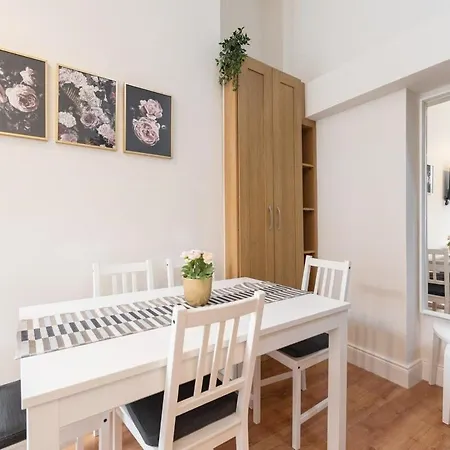 Cosy 2bed Super Location